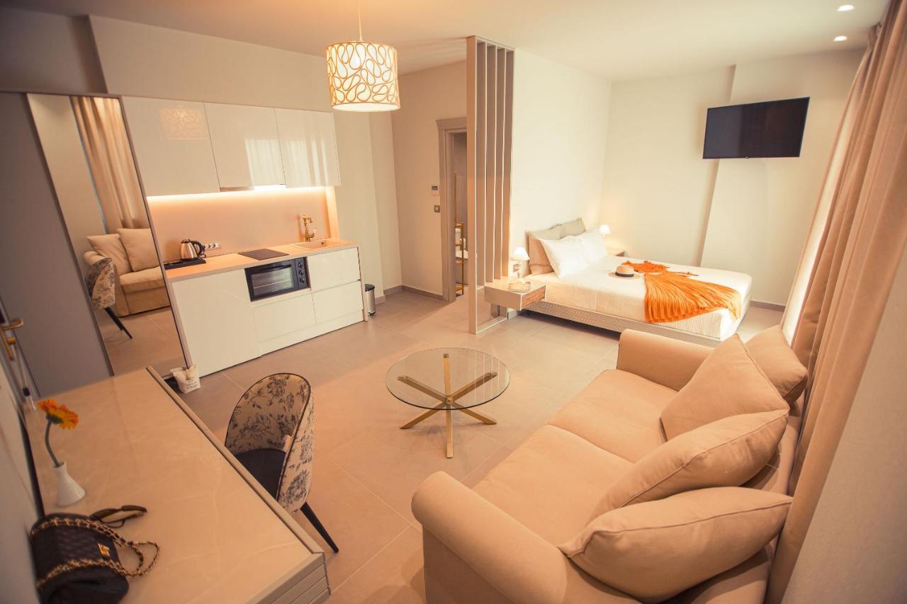 Io Luxury Pool & Hot Tub Suites Preveza Esterno foto