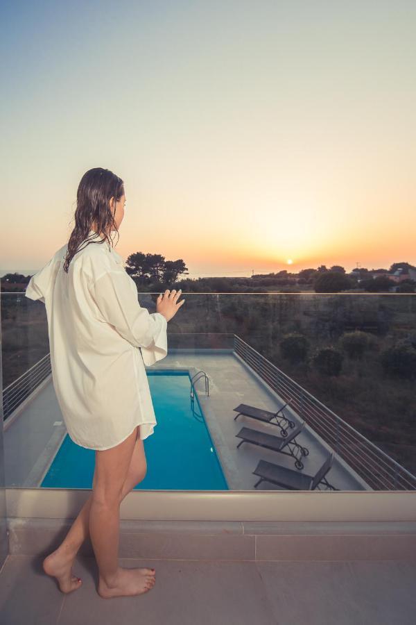 Io Luxury Pool & Hot Tub Suites Preveza Esterno foto