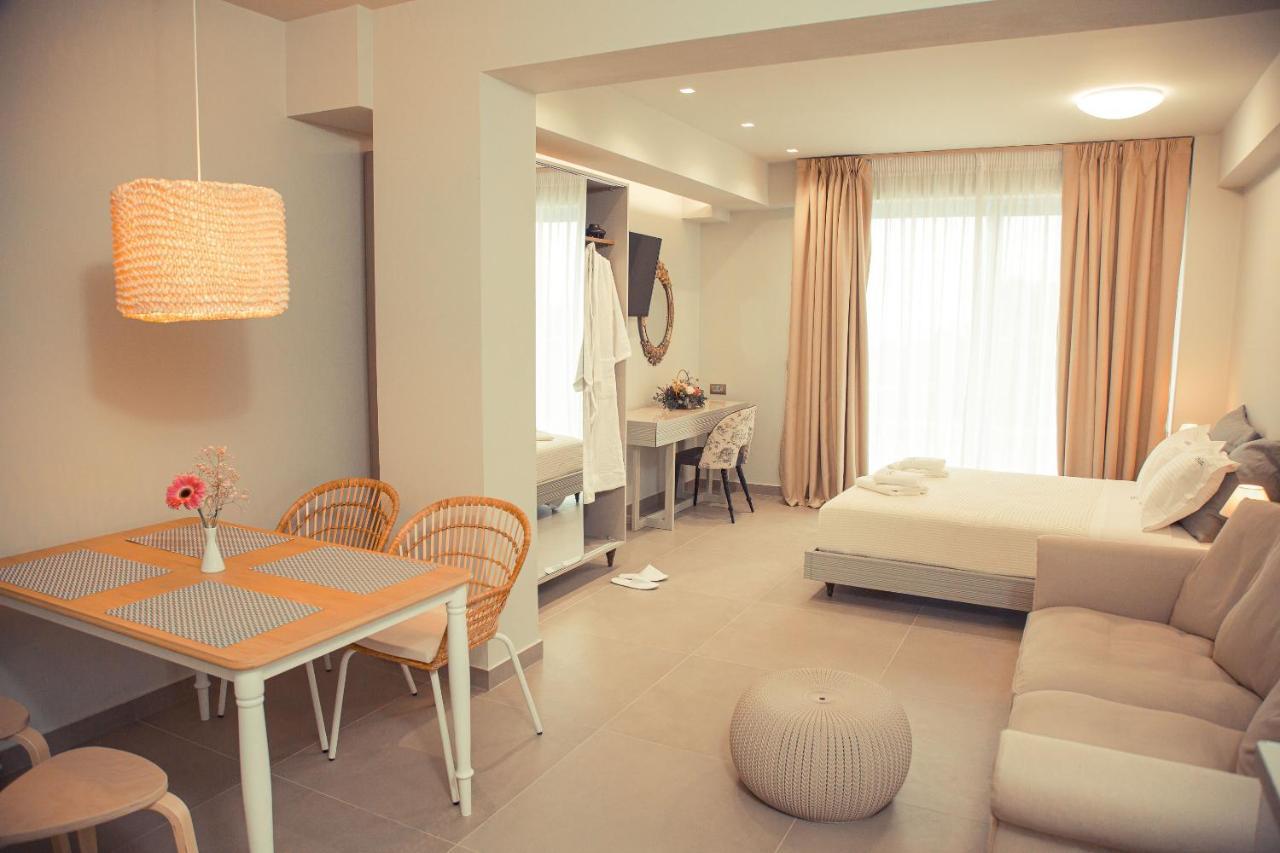 Io Luxury Pool & Hot Tub Suites Preveza Esterno foto