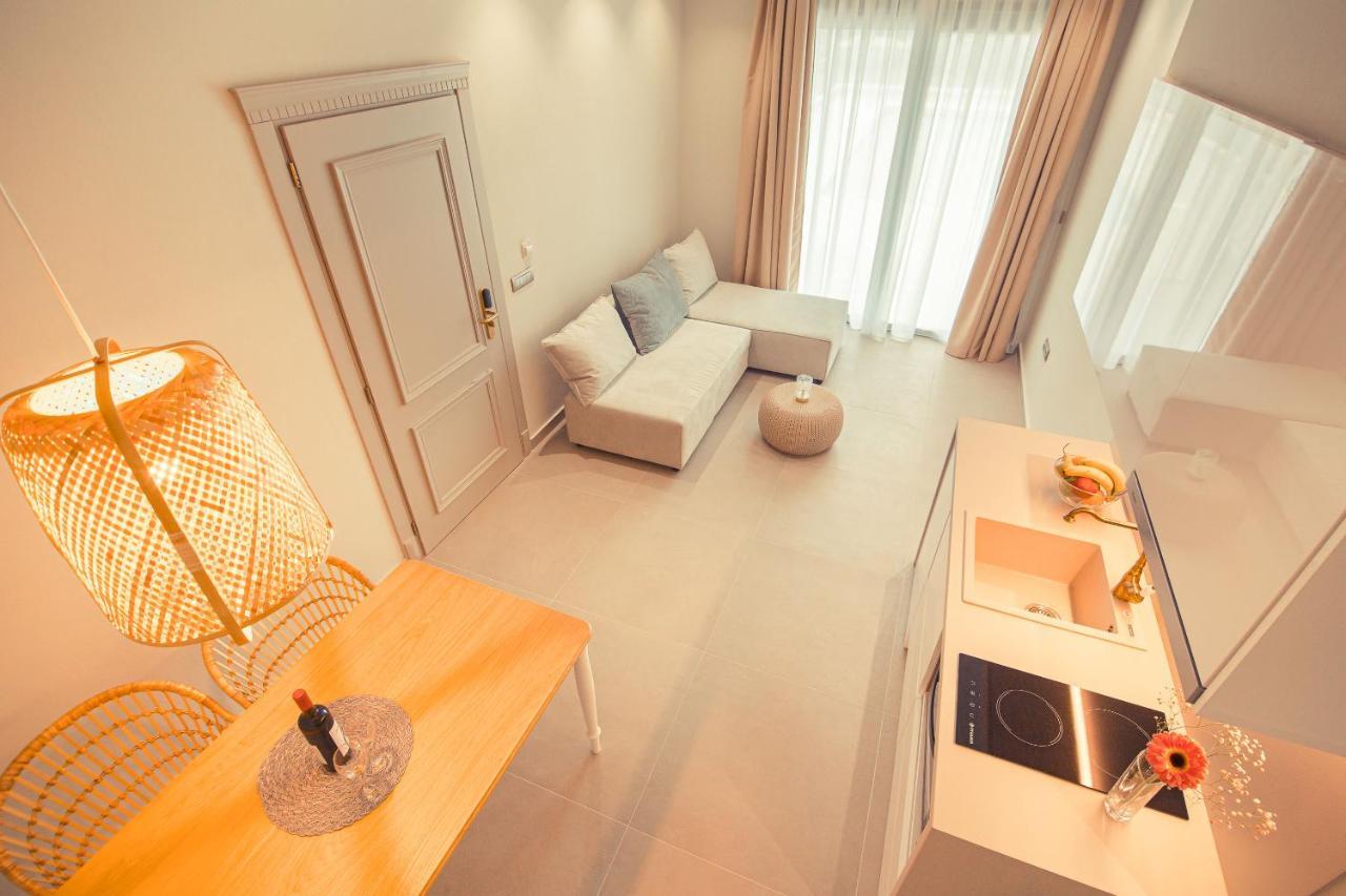 Io Luxury Pool & Hot Tub Suites Preveza Esterno foto