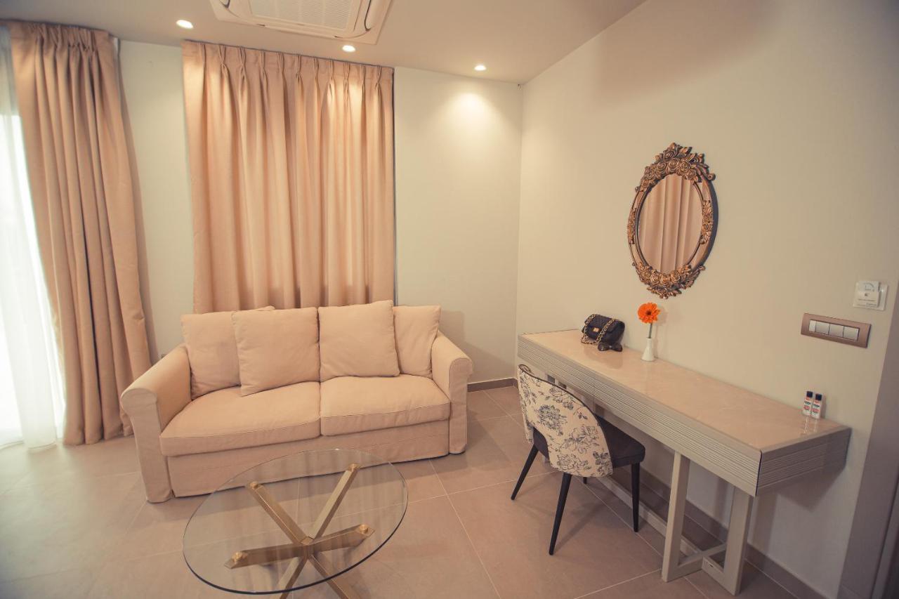 Io Luxury Pool & Hot Tub Suites Preveza Esterno foto