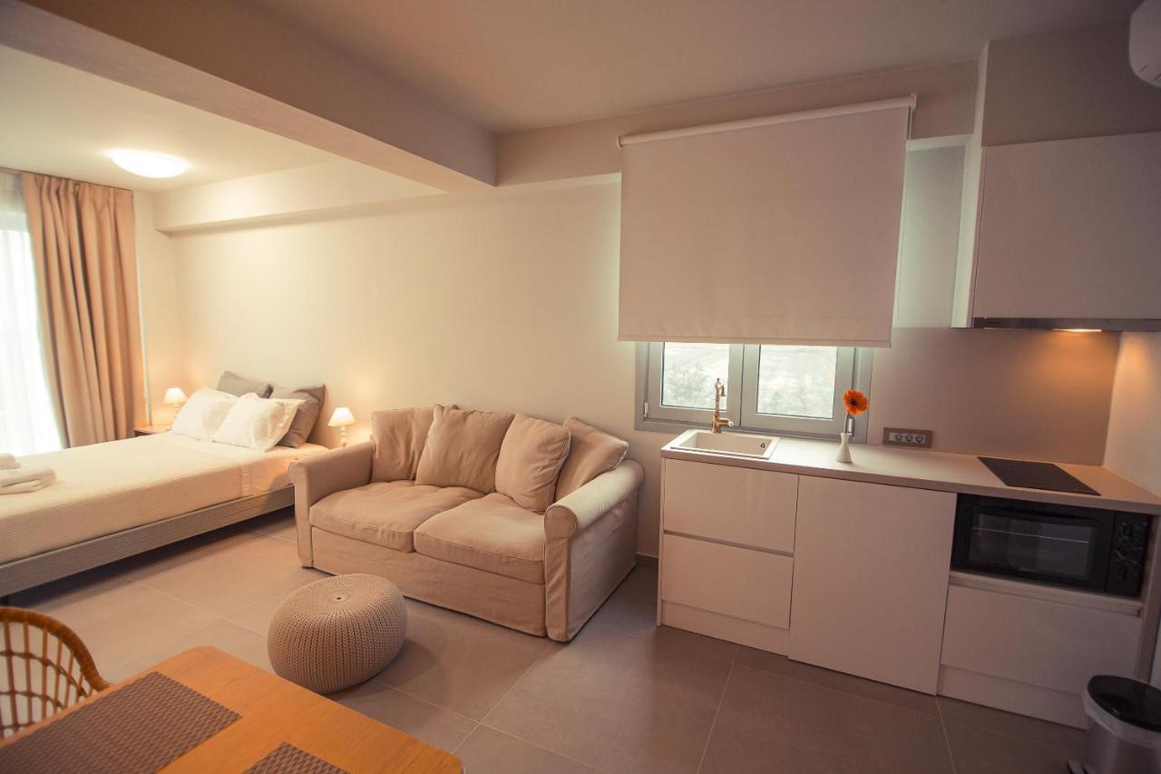 Io Luxury Pool & Hot Tub Suites Preveza Esterno foto