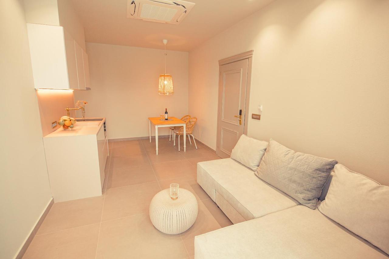 Io Luxury Pool & Hot Tub Suites Preveza Esterno foto