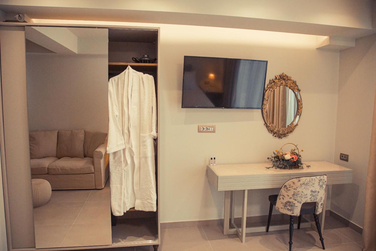 Io Luxury Pool & Hot Tub Suites Preveza Esterno foto