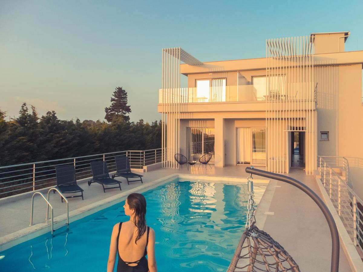 Io Luxury Pool & Hot Tub Suites Preveza Esterno foto